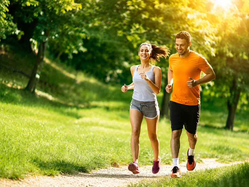 Chạy bộ buổi sáng là hình thức vận động aerobic dễ tiếp cận, phù hợp để cải thiện sức bền và xây dựng thói quen tập luyện đều đặn.