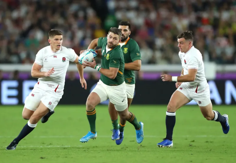 Rugby là môn thể thao đối kháng theo đội, phát triển mạnh từ Anh và sử dụng quả bóng hình bầu dục đặc trưng