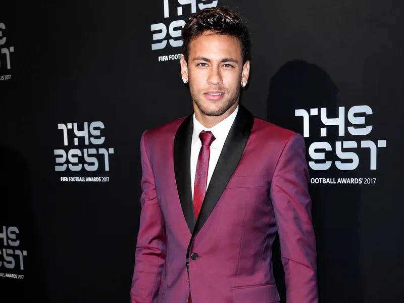 Neymar nổi bật với tài năng bóng đá cùng phong cách sống cá tính ngoài sân cỏ.