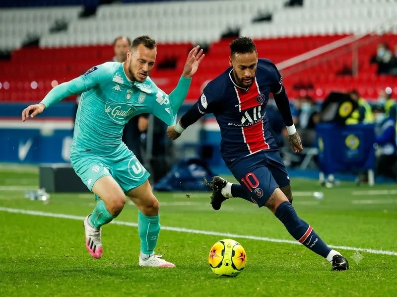 Neymar nổi bật với những pha rê bóng kỹ thuật và khả năng kiến tạo